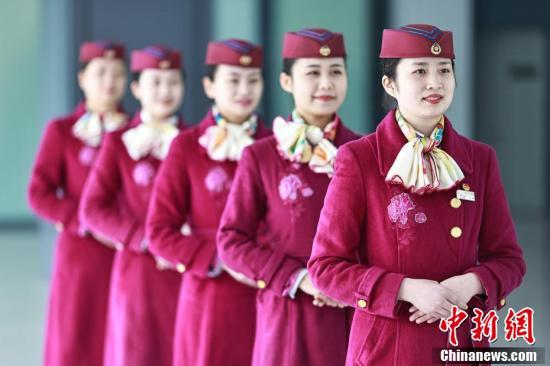 重慶高鐵乘務員開展專業禮儀服務培訓，提升乘客出行體驗